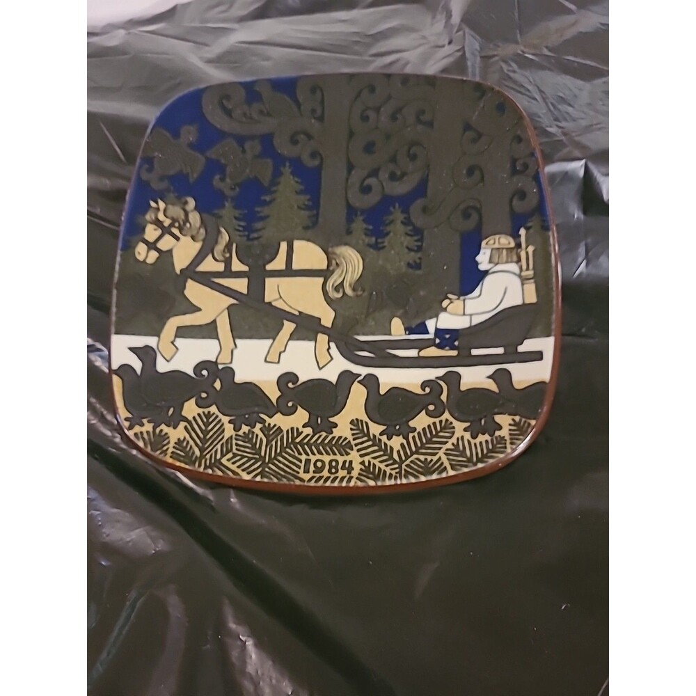 ARABIA OF FINLAND, KALEVALA ANNUAL PLATE 1984 RAIJA UOSIKKINEN RARE Sq 7 3/4"